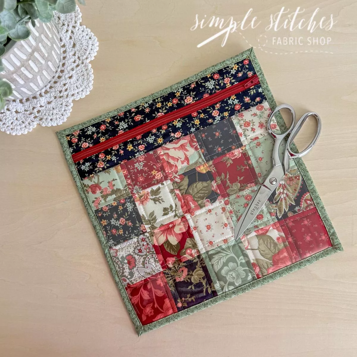clearly-charming-pouch-ambiance Clearly Charming Pouch – Ambiance